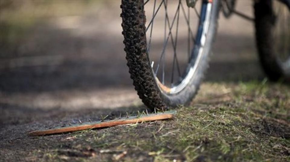 Søm lagt i skovbunden for at genere cykelrytterne.Arkivfoto: Hans Ravn