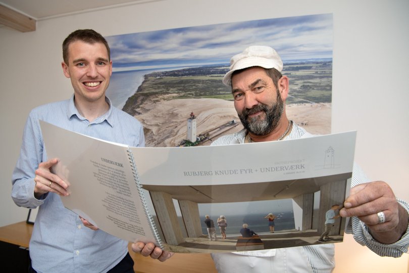 Christian Lønborg Pedersen og murermester Kjeld Pedersen håber, at det store projekt bliver taget godt imod. Foto: Bente Poder