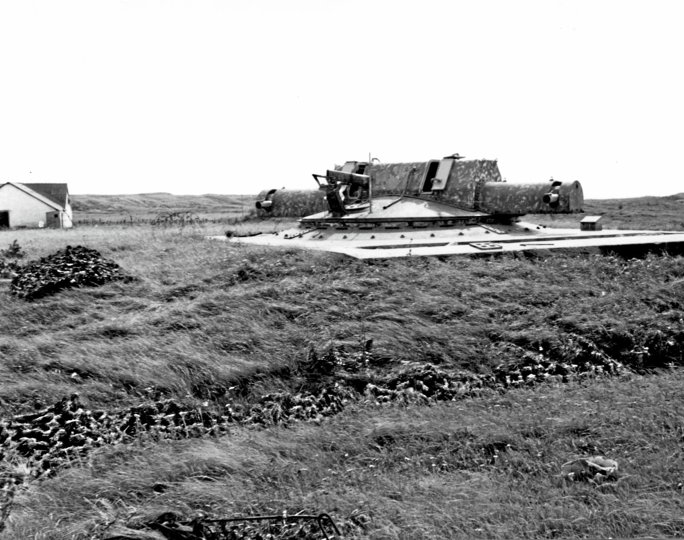 Ildledelsesbunkerens panserkuppel med afstandsmåler fotograferet i 1946. Foto: Bunkermuseum Hanstholm.