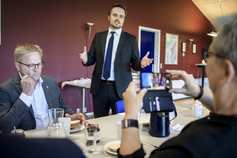 Erhvervsminister Simon Kollerup (S) susede sidst i juni til Thy for at overbringe nyheden om, at vejkomiteens indsats havde båret frugt. Her sammen med borgmestrene Hans Ejner Bertelsen og Ulla Vestergaard. Arkivfoto: Martin Damgård