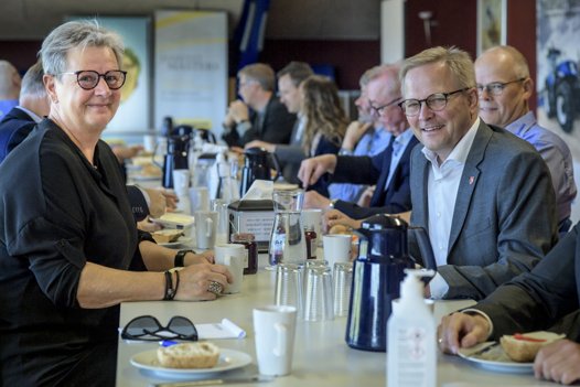 Dagens glade borgmestre, Ulla Vestergaard og Hans Ejner Bertelsen. Til højre for sidstnævnte mødets vært, Søren Hundahl,