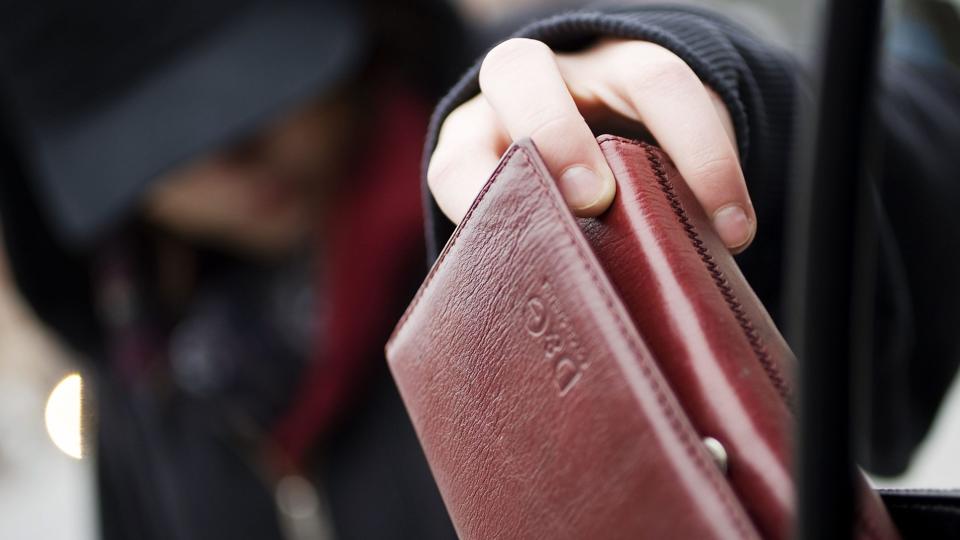 Tricktyverier er, når tyven har held til at aflede en persons opmærksomhed, mens der stjæles værdier fra vedkommende. <i>Modelfoto: Henrik Bo</i>