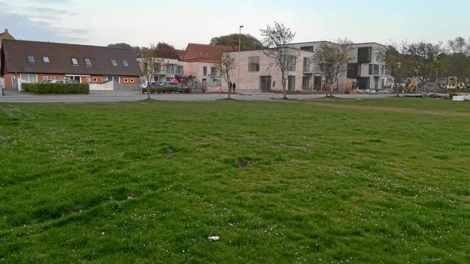 Hele eller dele af cirkuspladsen i Korsgade i Hobro kan blive parkeringsplads. Legepladsen på arealet ved siden af kommer ikke i spil.