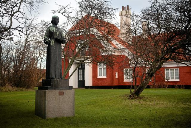 Astrid Noacks skulptur af Anna Ancher har siden afsløringen i 1939 stået i Skagens Museums have. Her har vi dog et glimt af skulpturen foran Michael og Anna Anchers Hus, hvor den fik midlertidigt ophold under Skagens Museum er under renovering for godt fem år siden. Foto: Skagens Museum