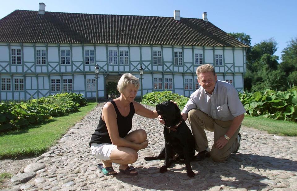Kirsten og Ove Glerup fotograferet sidste i 90erne, efter parret havde overtaget den smukt beliggende Lynderupgård. Nu har de solgt gården. <i>Michael Bygballe</i>