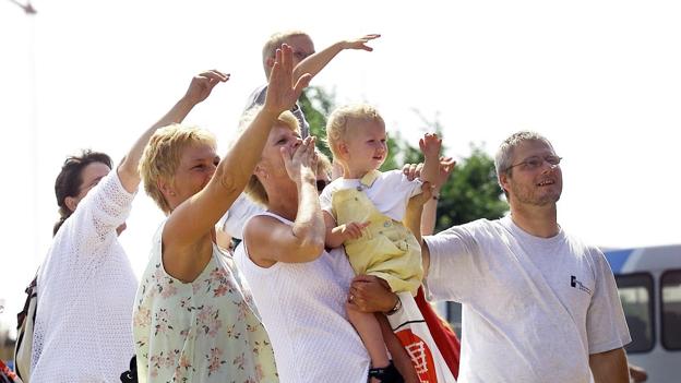 Familie siger på gensyn til feriebørnene, der skal på feriekoloni. <i>Arkivfoto: Claus Søndberg</i>