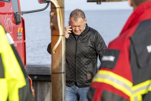 Benny Nielsen har haft en travl tirsdag i telefonen. Masser af pressefolk ville have en kommentar til uheldet på færgehavnen i Hvalpsund, og samtidig skulle der træffes aftaler om bjærningen senere på dagen. Foto: Lars Pauli <i>Foto: Lars Pauli</i>
