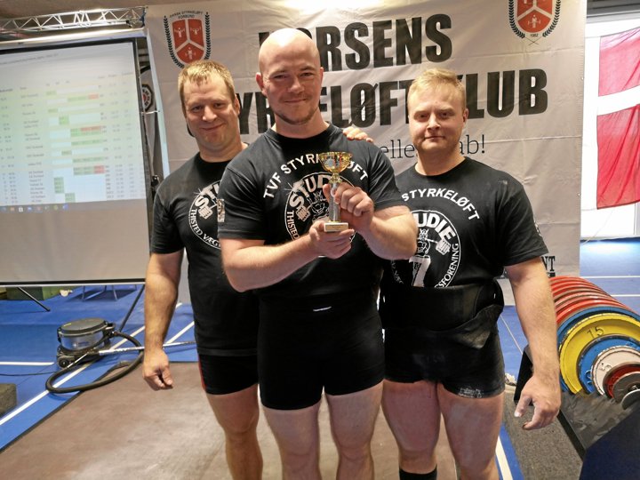Patryk Bolek, Casper “Futte” Futtrup og Leon “Sivert” Simonsen sørgede for, at Thisted Vægttræningsforening blev nummer to i tredje runde af styrkeløfternes divisionsturnering. Privatfoto