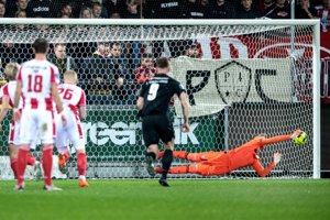Fodboldoptøjer: AaB-fan kastede sten mod Viborg-bus