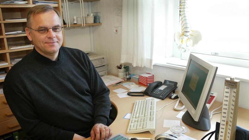Flemming Lyng havde egentlig indstillet sig på at stoppe som læge i Ålbæk ved årsskiftet - men han er kommet på andre tanker, da der ikke er fundet en afløser endnu. <i>Arkivfoto: Kim Dahl Hansen</i>