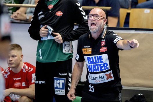 Cheftræner Stefan Madsen måtte gribe i værktøjskassen mod HC Midtjylland. Foto: Lars Pauli <i>Foto: Lars Pauli</i>