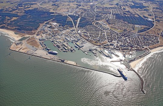 Det er specielt i Hirtshals, at modstanden mod Arne Boelt er stor - blandt andet i forbindelse med debatten om udvidelsen af Hirtshals Havn. Arkivfoto
