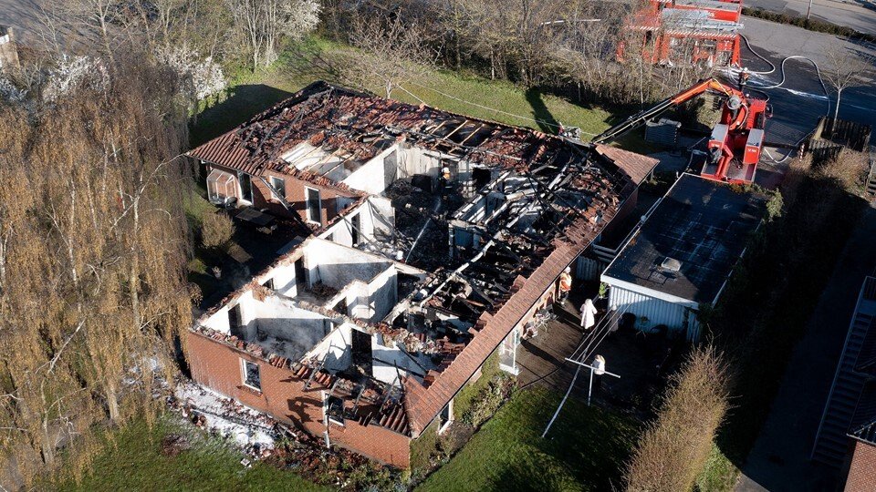 Værestedet Syrenen udbrændte totalt 27. april. Foto Henrik Bo