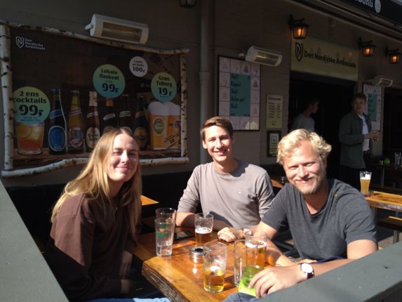 Karoline Christensen, Andreas Hedegaard og Mads Borregaard får en eftermiddagsøl i solen. De glæder sig til en fremtid med flere byture. Foto: Sarah Thun Kristensen