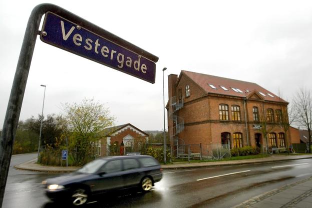 Billedet er fra 2004, dengang gymnastiksalen til venstre for skolebygningen stadig stod. Den var også bevaringsværdig, men alligevel tillod Mariagerfjord Kommune nedrivning for at give plads til et lejlighedsbyggeri. <i>Arkivfoto: Torben Hansen</i>