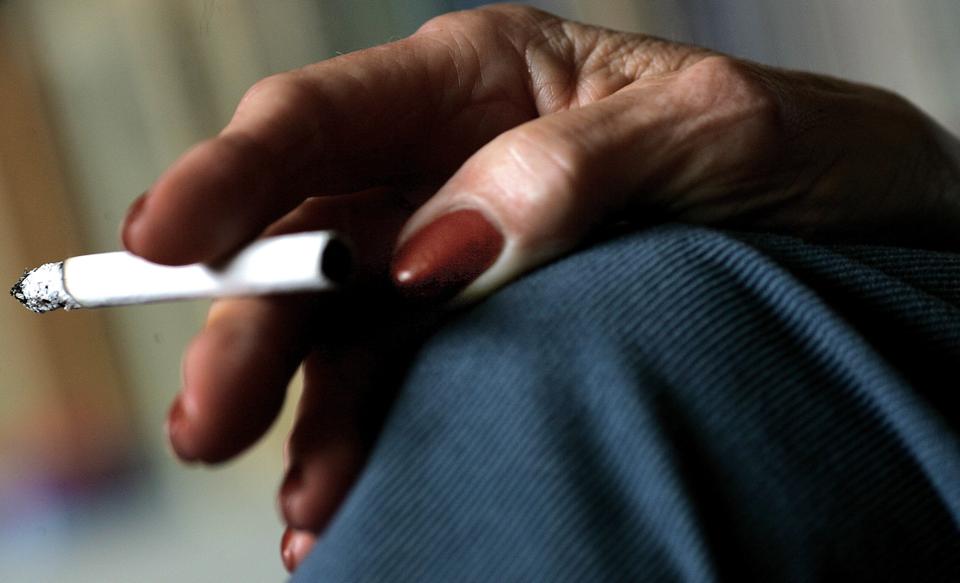 Hvis man er ryger, så stiller Thisted Kommune nu krav om, at man ikke ryger i sit hjem, mens man får besøg af hjemmeplejen. <i>Arkivfoto: Lars Pauli</i>