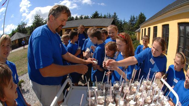 Fra en tidligere sommerlejr på Bulbjerghjemmet, hvor hviderussiske børn får serveret kakaomilkshakes.  <i>Arkivfoto: Ole Iversen</i>