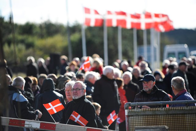 Ved indvielsen af Feggesundfærgen 12. oktober 2012 var folk mødt talstærkt op. 500 pølser, skænket af kommunen og serveret af Nordmors Beboerforening, slap op i utide.  <i>Arkivfoto: Diana Holm</i>