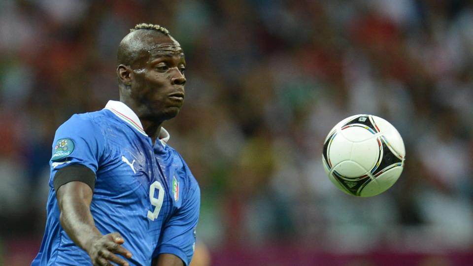 Balotelli sendte tyskerne ud i mørket - og det var tyskerne givetvis skuffede og kede af. Men den grædende tyske fan - hun græd inden kampen. AFP PHOTO/ PATRIK STOLLARZ <i>Scanpix Denmark</i>