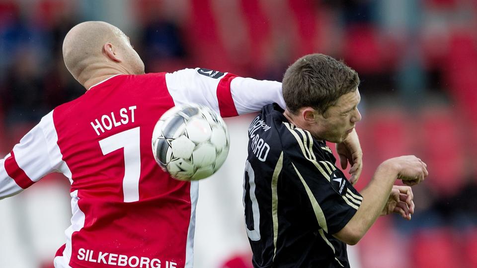 AaB’s bedste spiller, Henrik Dalsgaard, bliver på håndfast vis holdt væk af Christian Holst. Foto: Henrik Bo <i>Foto: Henrik Bo</i>