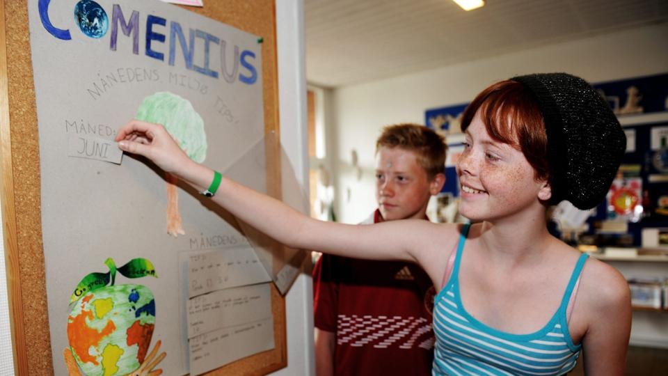 Elevrådet har arbejdet energisk med at inddrage alle skolens elever i at tænke grønt. Et af midlerne har været en konkurrence om månedens miljøtip. Her ses elevrådsrepræsentanterne Laura Bøjer og Mads Brogaard, begge fra 6. klasse. Foto: Diana Holm <i>diana.holm@nordjyske.dk</i>