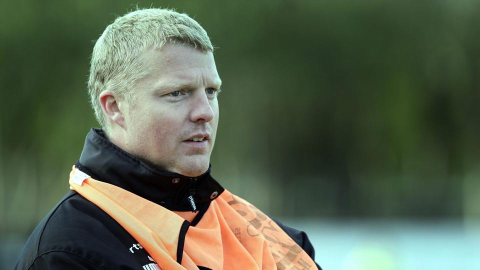 FC Hjørrings sportschef Jacob Krüger ryster på hovedet af sin kollega i Hobro. Foto: Hans Ravn