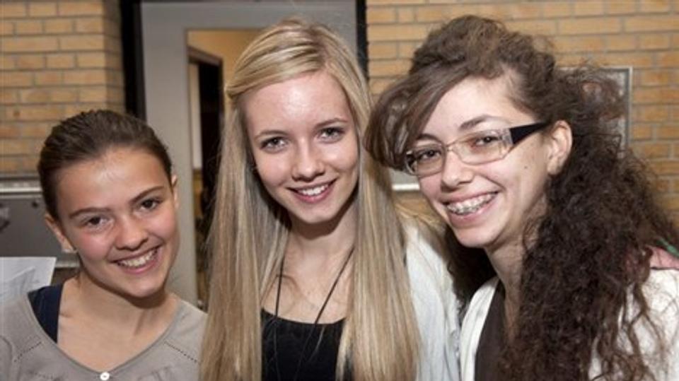 Ida Jacobsen flankeret af de to italienske piger Cecilia Mazza (til venstre) og Sophie Retif. Foto: Kurt Bering