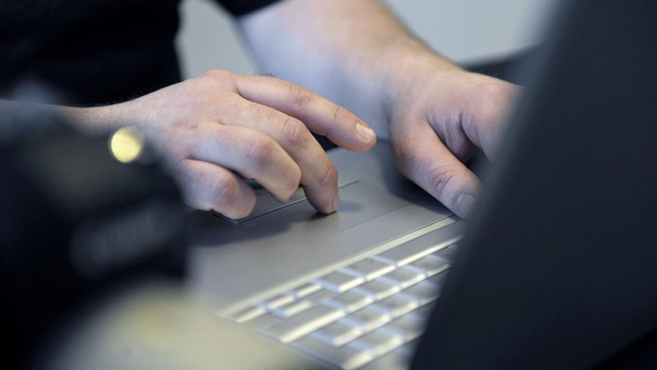 Flere har oplevet, at de er blevet ringet op af engelsktalende mænd og kvinder. De fortæller, at de er it-medarbejdere fra Microsoft eller Windows og insisterer på, at der en fejl i ens computer. Arkivfoto Michael Koch <i>Michael Koch</i>