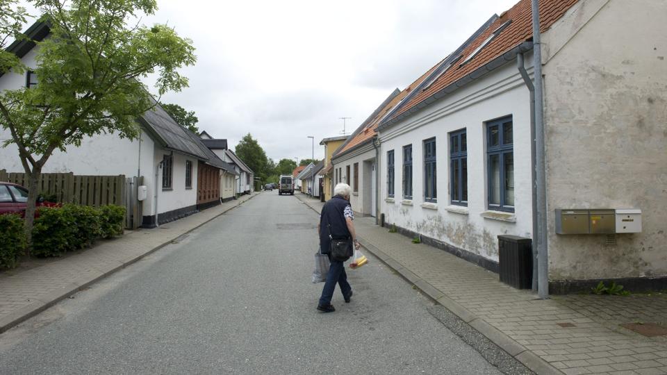 Flere hele gader i Sindal by har siden 1991 været registreret som bevaringsværdige - bl.a. Møllevænget. Foto: Hans Ravn <i>Hans Ravn</i>