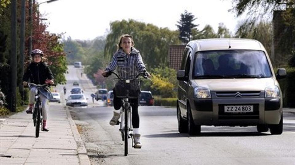 Til august er der cykelsti på hele Skagensvej. Det bliver ikke mindst eleverne på Højene Skole glade for. Arkivfoto: Bent Bach