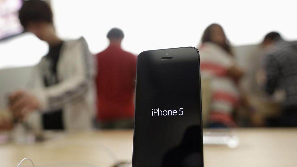 Den længe ventede iPhone 5 er dyr og fyldt med fejl, men også utrolig populær. Foto <i>Scanpix Denmark</i>