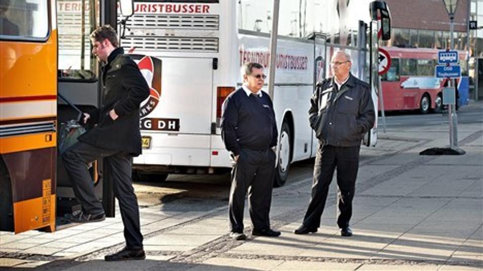 Busserne kører efter særkøreplan. Det skyldes påsejlingen af Jernbanebroen over Limfjorden. Foto: Claus Søndberg.