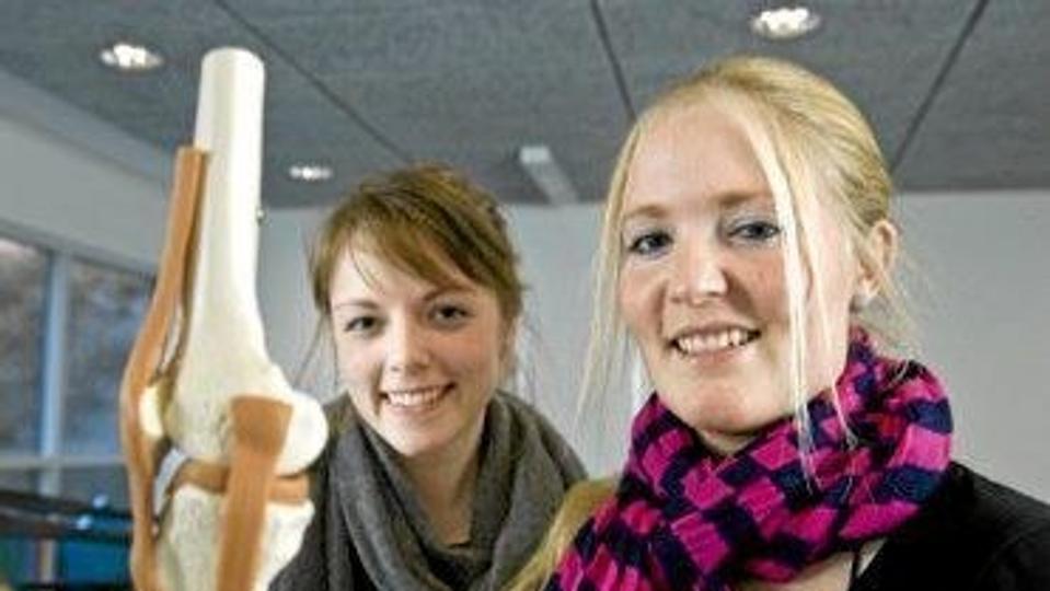 Anna Livbjerg og Sara Frøkjær, nyuddannede fysioterapeuter, er hædret med De Studerendes Pris 1212. Foto: Michael Bo Rasmussen/Baghuset