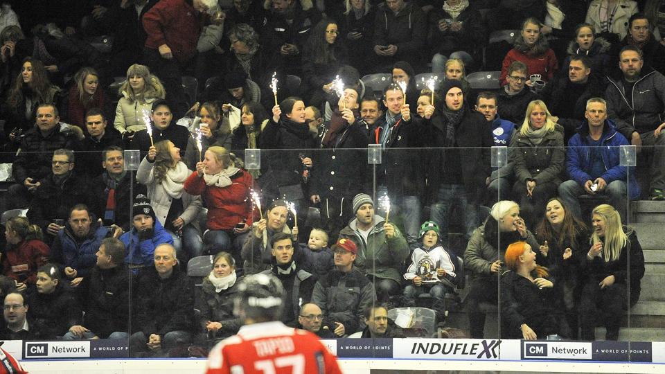 Mange fans måtte gå forgæves da der var delt for mange fribilletter ud til kampen. Foto: Claus Søndberg <i>Pressefotograf Claus Søndberg</i>