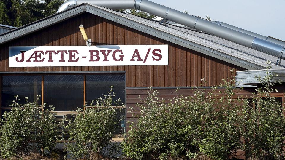 Jætte-Byg opførte i 2009 et støvadskillelsesanlæg klos op af naboen Arne Falborgs værksted og privatbolig i Suldrup. Et anlæg som siden har givet anledning til en fortsat kamp mellem Jætte-Byg, Arne Falborg og Rebild Kommune. Arkivfoto: Lars Pauli <i>Lars Pauli</i>
