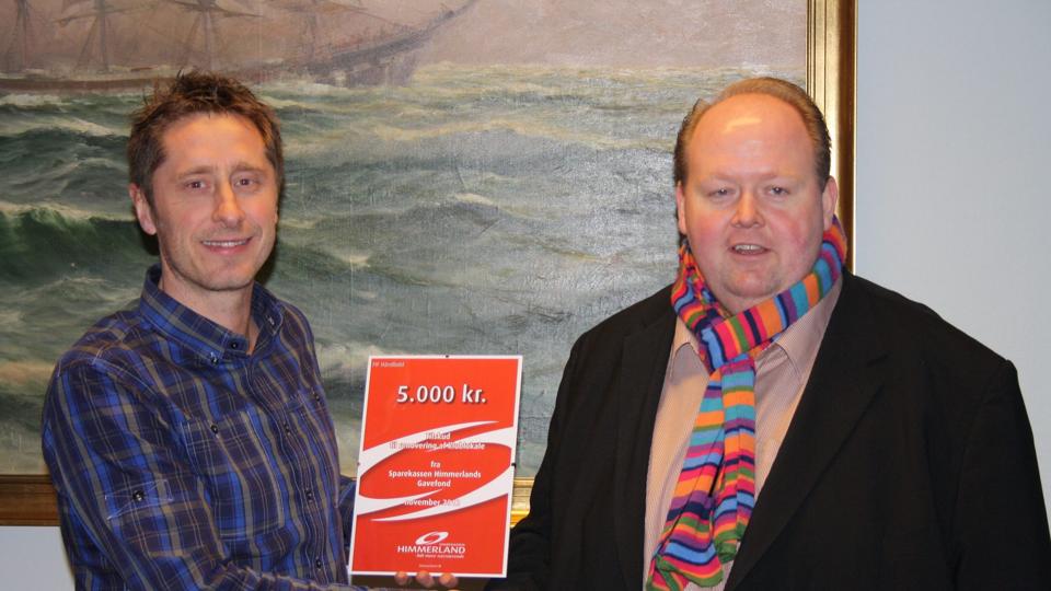 Carsten Sørensen fra Sparekassen Himmerland og FIF Håndbold-formand Mogens Bay. Privatfoto.