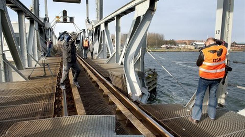 Bladt Industries fra Aalborg blev torsdag udpeget af Banedanmark til at udskifte broklappen og tage den tunge kontravægt ned fra jernbanebroen i Aalborg. 
Arkivfoto: Lars Pauli.