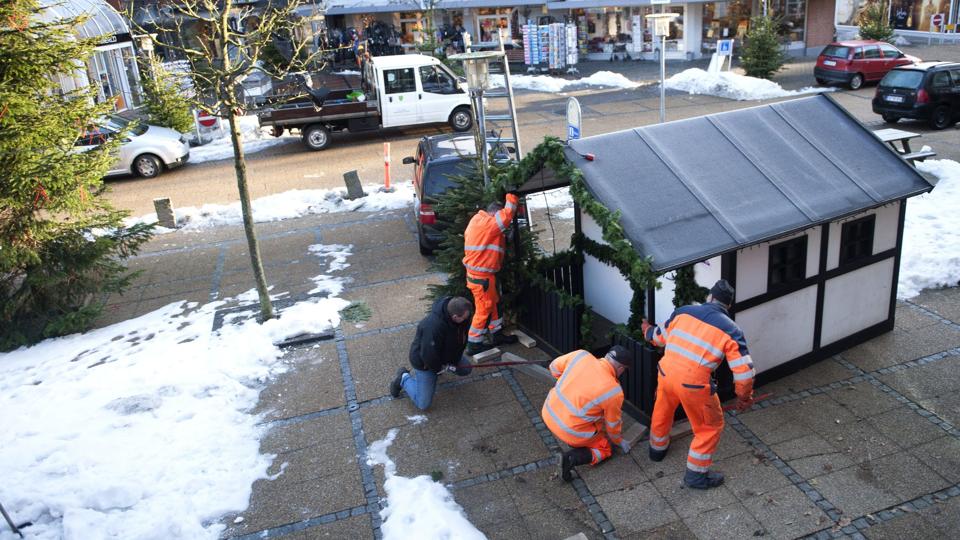 Julehytten køres nu i sommer-depot. Foto: Henrik Louis