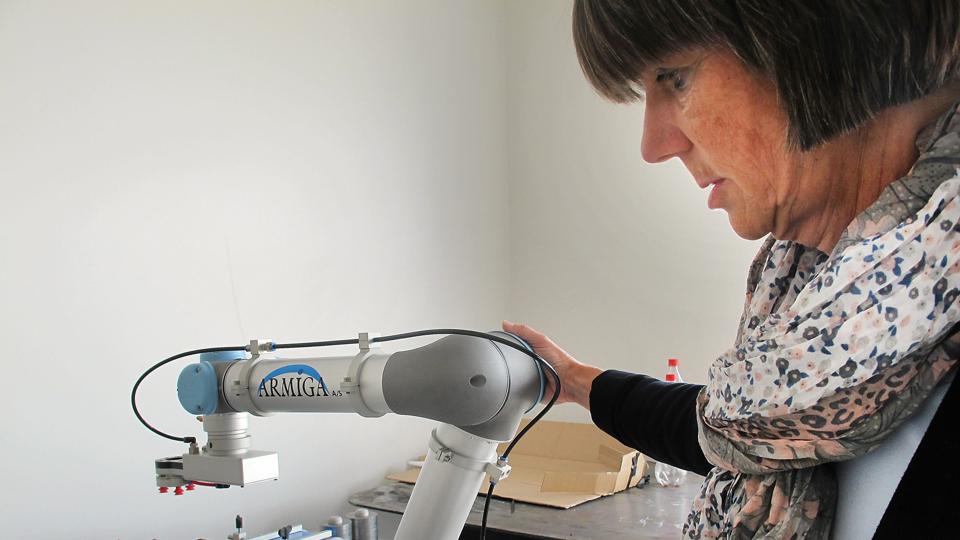 Afdelingsleder Bente Homann demonstrerer en af de robotter, som er på plads i EUC Nordvests nye teknologicenter. Robotten er leveret af Armiga i Nors. <i>Foto: Peter Mørk</i>