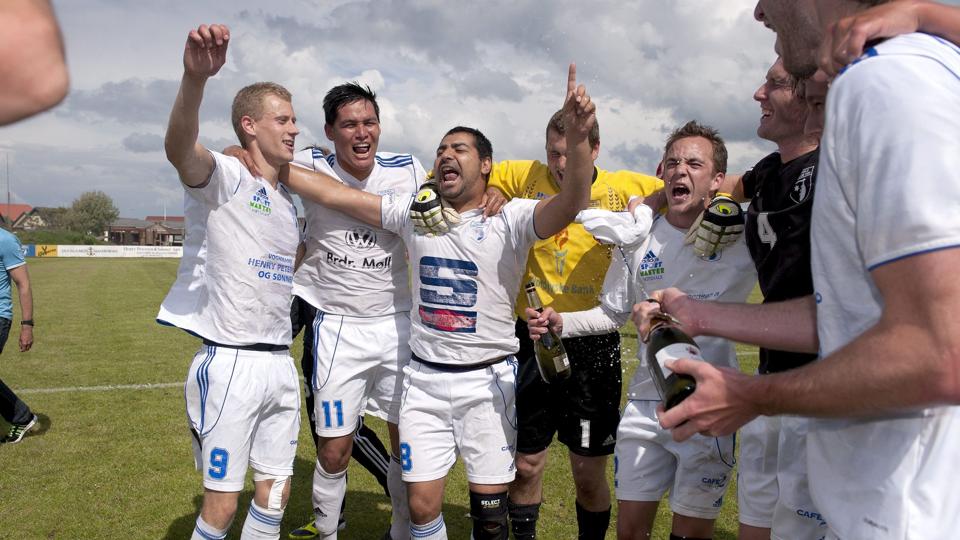 Champagne og jubel på Hirtshals Stadion efter at klubben har sikret sig oprykning til Jyllandsserien.Foto: Bente Poder <i>Bente Poder</i>
