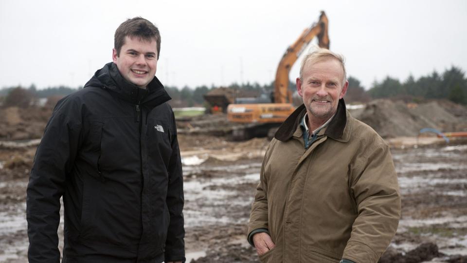 Entreprenør Richard Thomsen (t.v.) og ejer Poul Justesen er nu færdig med at byggemodne udstykningen Løkken Golfpark - og er klar til at vise interesserede købere området. Foto: Kurt Bering <i>Kurt Bering</i>