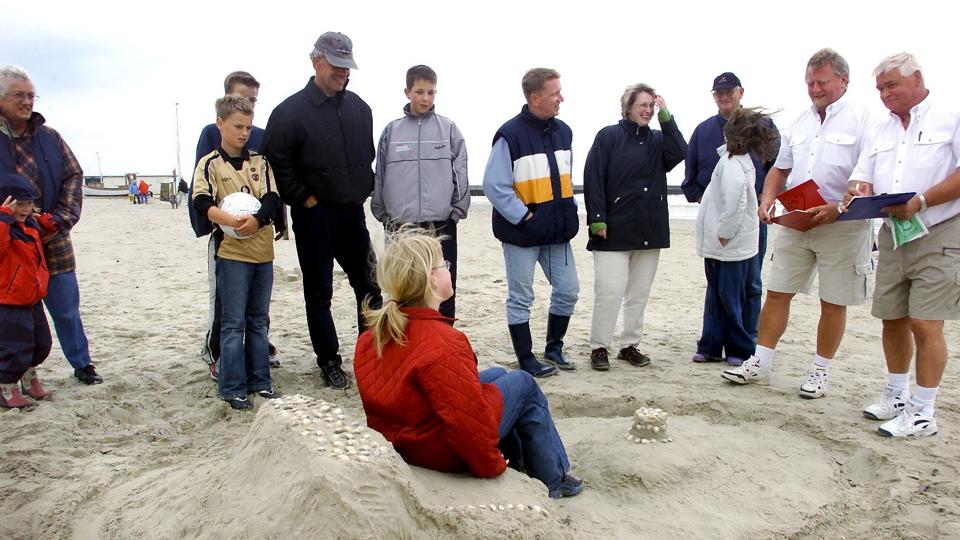 I 80 år har voksne bedømt børns arbejde med sand på stranden i Løkken. Arkivfoto: Bente Poder <i>© Bente Poder</i>
