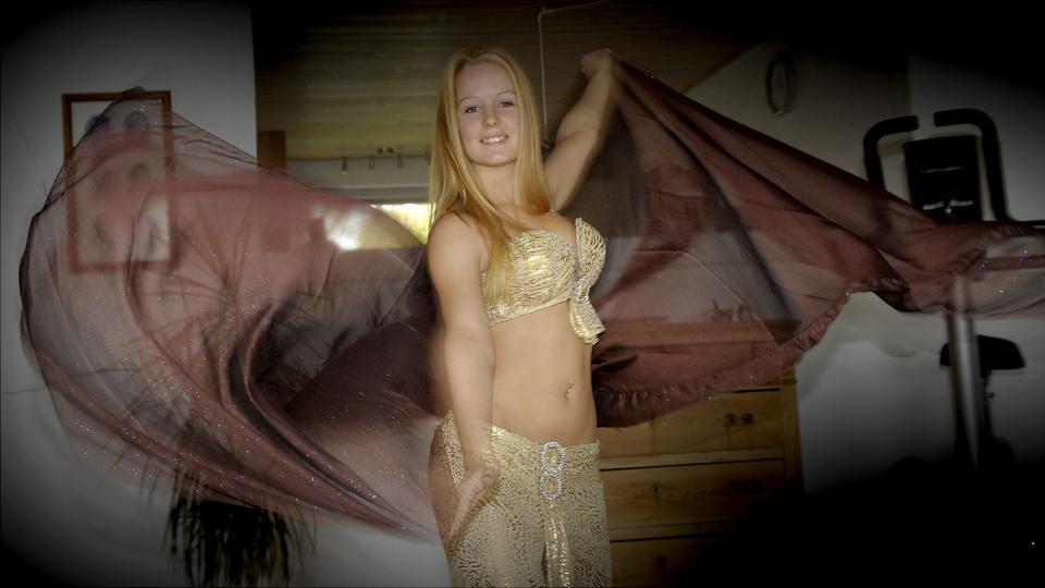 21-årige Maria Dalgaard Vernegren fra Thisted skal til november deltage i sit første mavedanserstævne, den internationale konkurrence Danish Open Bellydance i Roskilde. Deltagerne komponerer selv deres dans og bliver vurderet på såvel publikumskontakt som hår, make-up og kostume. Foto: Peter Mørk <i>Foto: Peter Mørk</i>