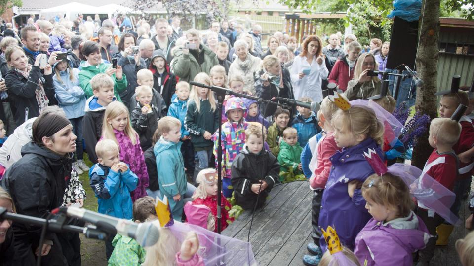 Børnehaven Kornumgaard holdt for tredje gang musikfestival, hvor børnene optræder, og der også kommer folk udefra og optræder. Masser af forældre og søskende så til, mens børnene var på scenen. Foto: Kurt Bering <i>Kurt Bering</i>