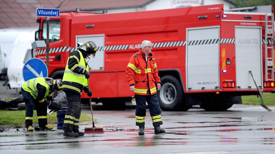 Der skulle gang i en større oprydning, efter at to biler søndag kørte sammen i et kryds i Vilsund.
Foto: Diana Holm <i>diana.holm@nordjyske.dk</i>