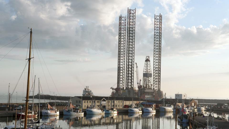 Boreriggen Mærsk Guardian på vej ud af Hirtshals Havn for et år siden. Om kort tid kommer søsterriggen Mærsk Giant. Arkivfoto: Henrik Louis <i>Henrik Louis</i>