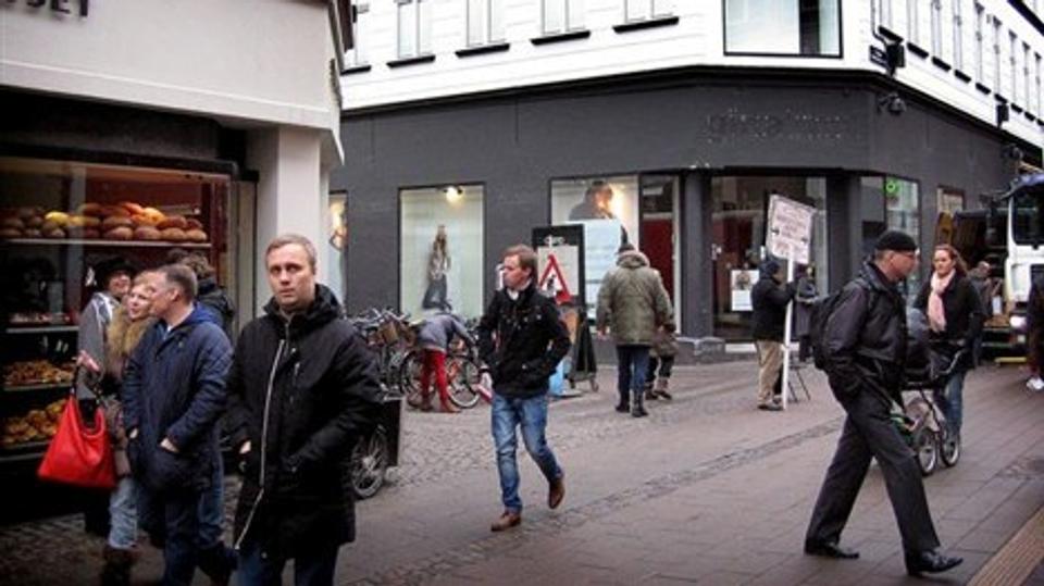 Det lejemål (t.h.), Thy Turistbureau har set sig varm på, ligger tæt ved rådhuspladsen på hjørnet af Mikkel Bryggers Gade i København. Foto: Ole Riis Christensen
