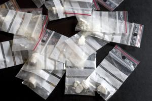 Politi kaldt til værtshus: Ung mand havde kokain på lommen