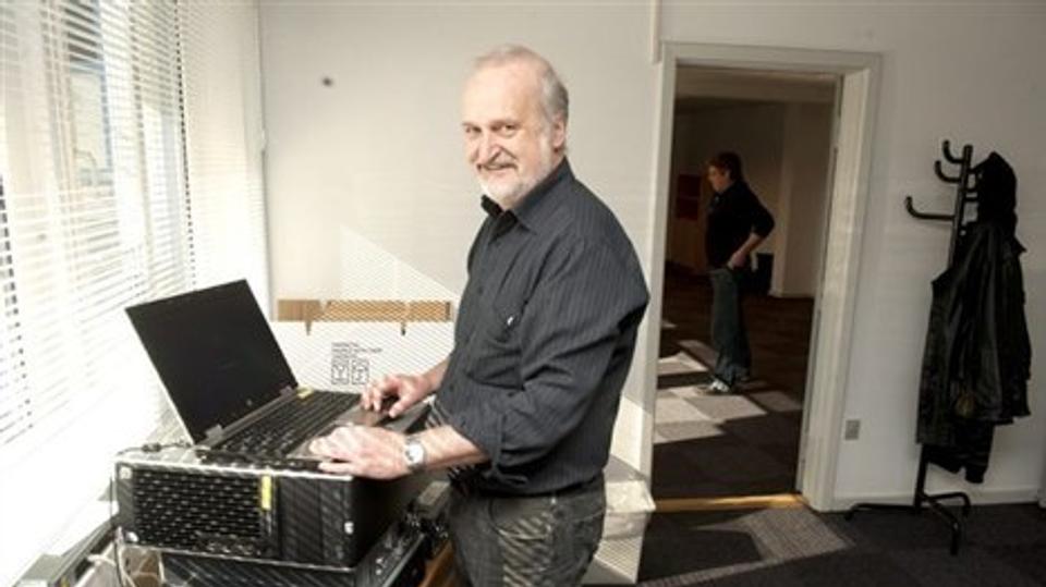 It-afdelingens chef, Peter Lorentsen, ved den interimistiske arbejdsstation, som sikrer it-support til kommunens ansatte under flytningen. Foto: Kurt Bering