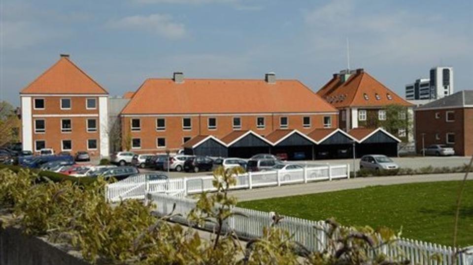 Det nye udbetalingscenter skal ligge i SKATs tidligere bygninger på Havnepladsen. Arkivfoto: Peter Broen